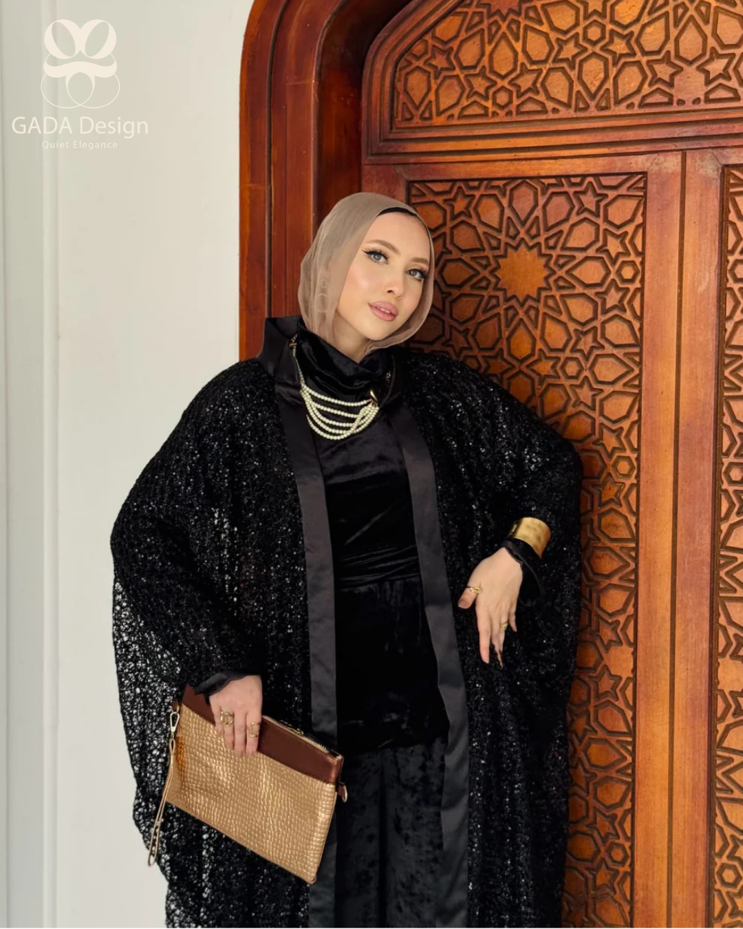 قبعة شبكية سوداء مزينة بأحجار الراين