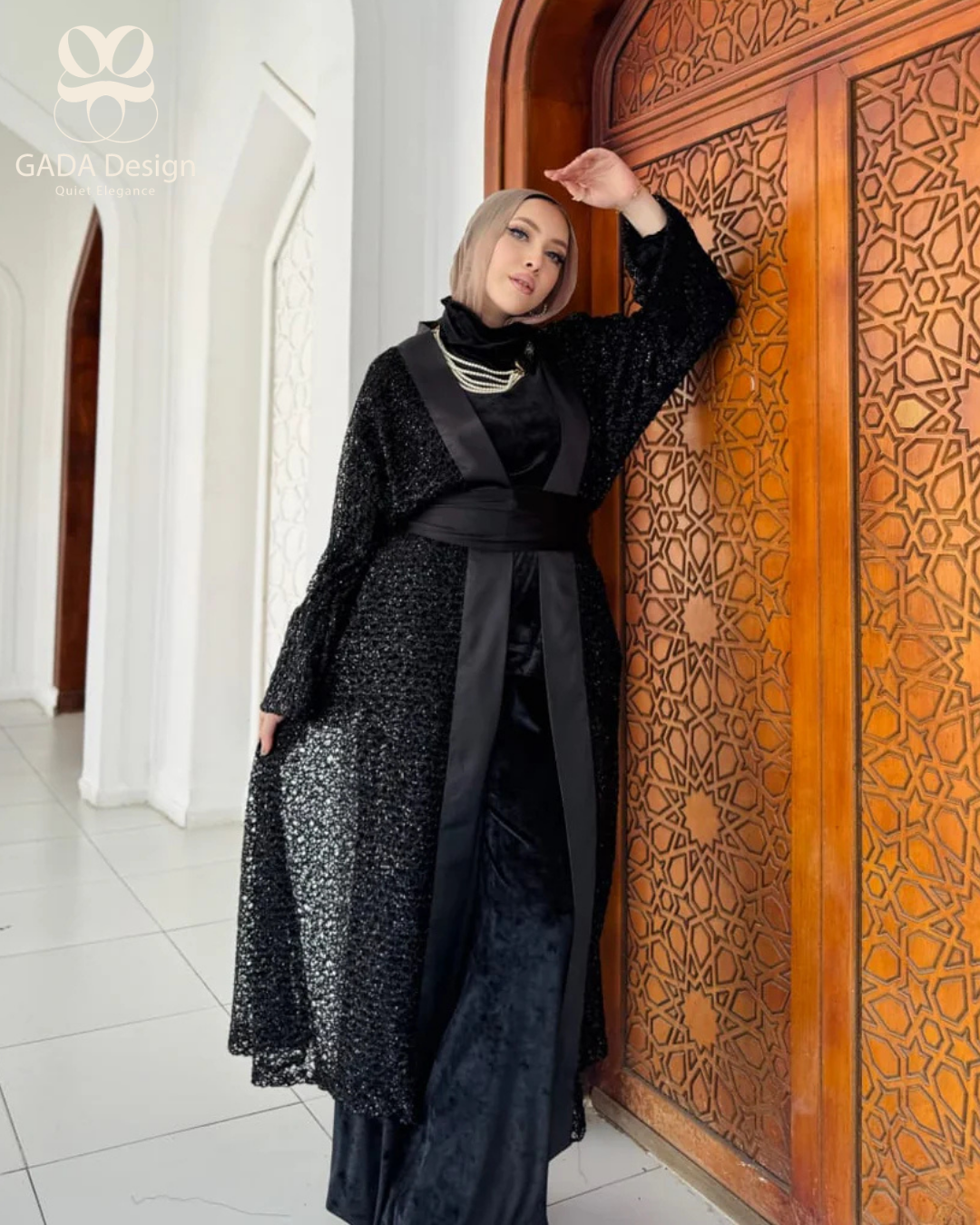 قبعة شبكية سوداء مزينة بأحجار الراين