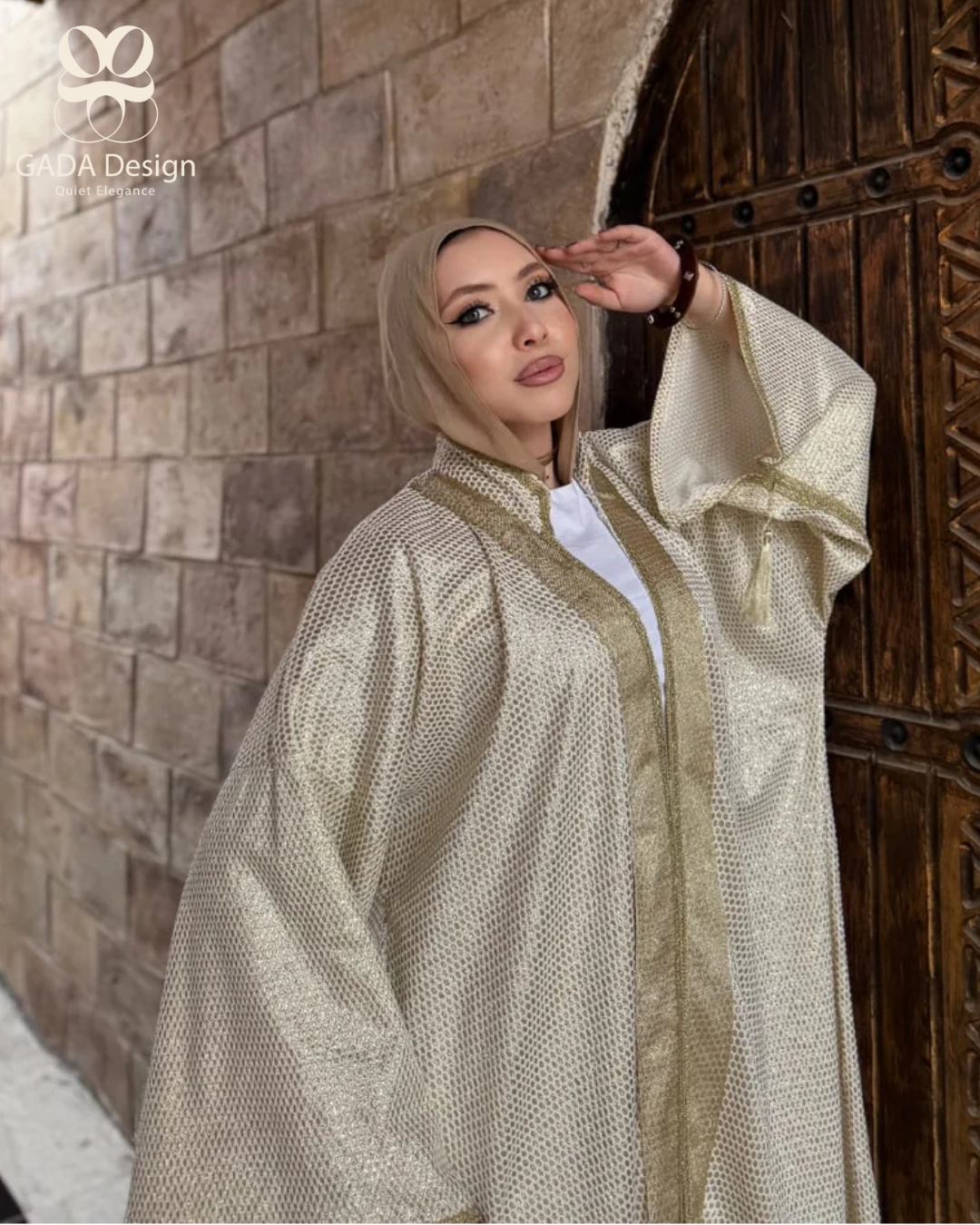 قماش بنقاط بولكا ذهبية