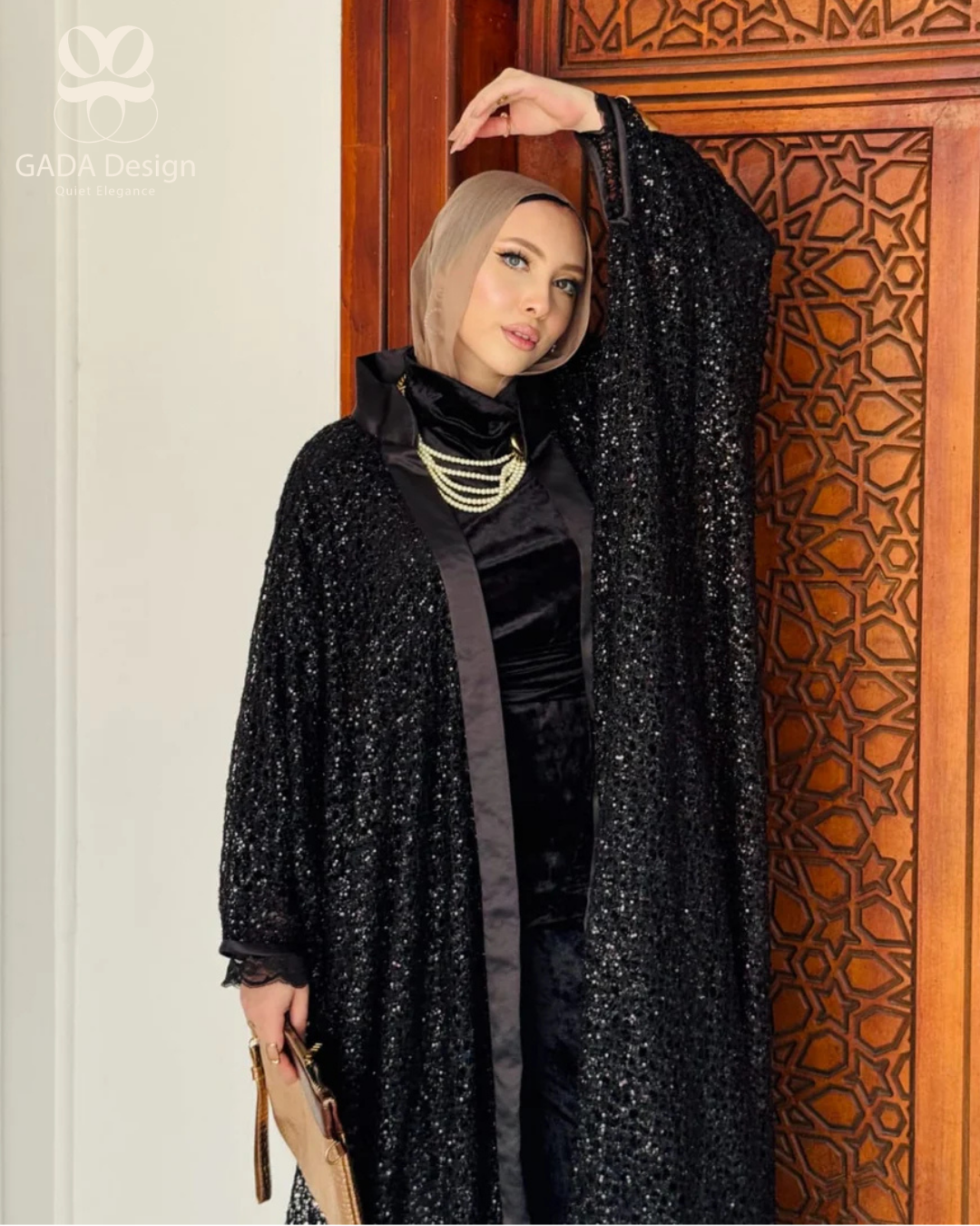 قبعة شبكية سوداء مزينة بأحجار الراين