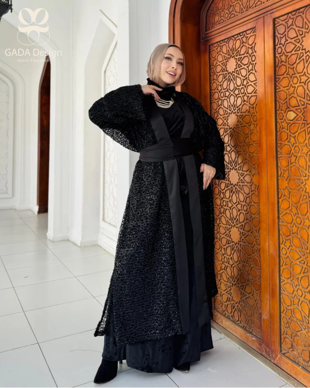 قبعة شبكية سوداء مزينة بأحجار الراين