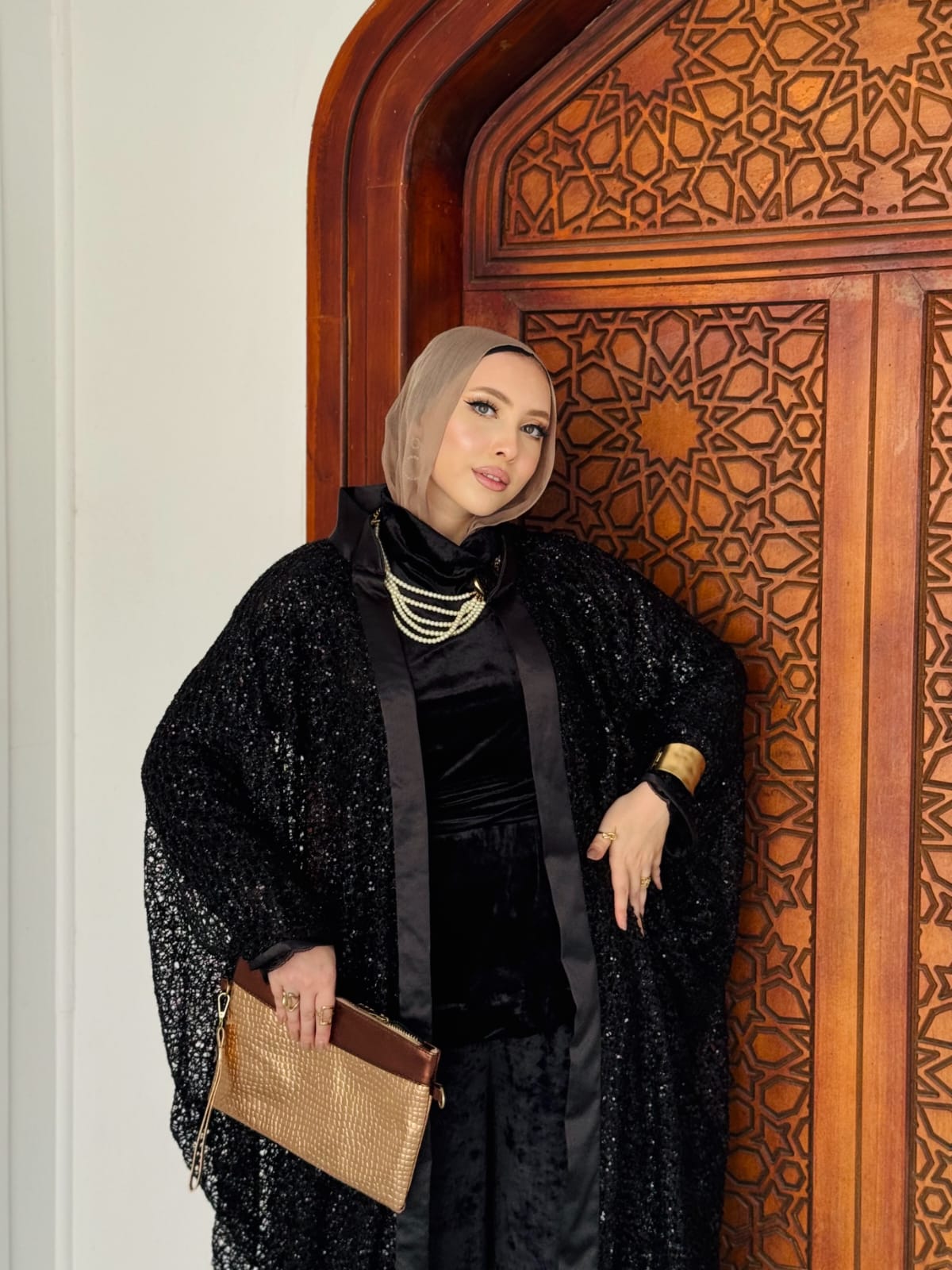 قبعة شبكية سوداء مزينة بأحجار الراين