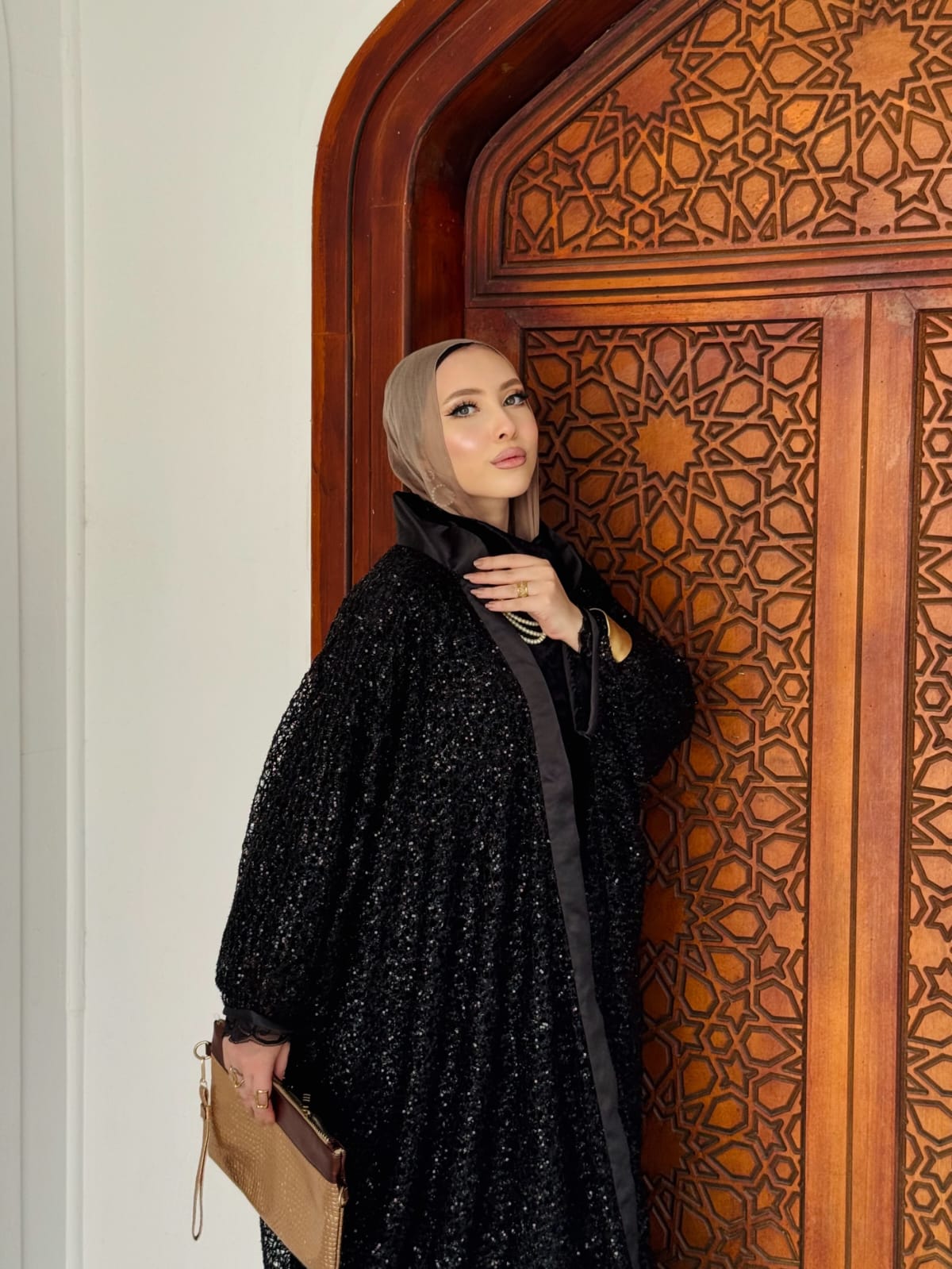 قبعة شبكية سوداء مزينة بأحجار الراين